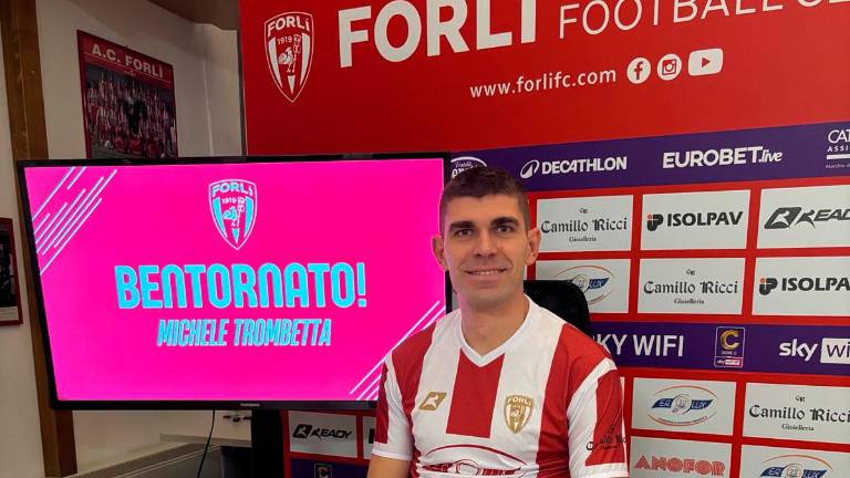 Michele Trombetta mentre firma in sede (foto Forlì Fc)