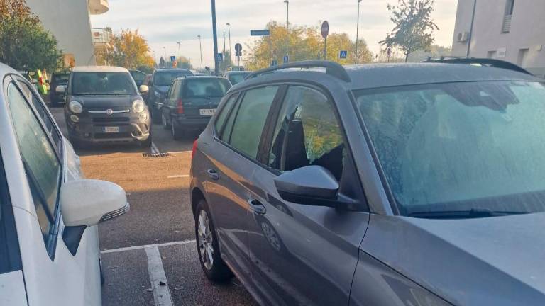 Ravenna, vetri rotti e furto: danneggiate circa 40 auto