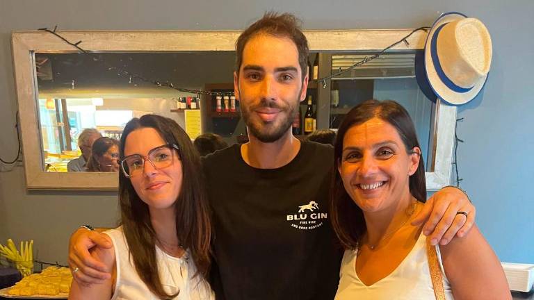 Bagno di Romagna, Alessandro lascia la Lombardia e apre il Blue Gin: “Panetteria e bar in stile anni Novanta”