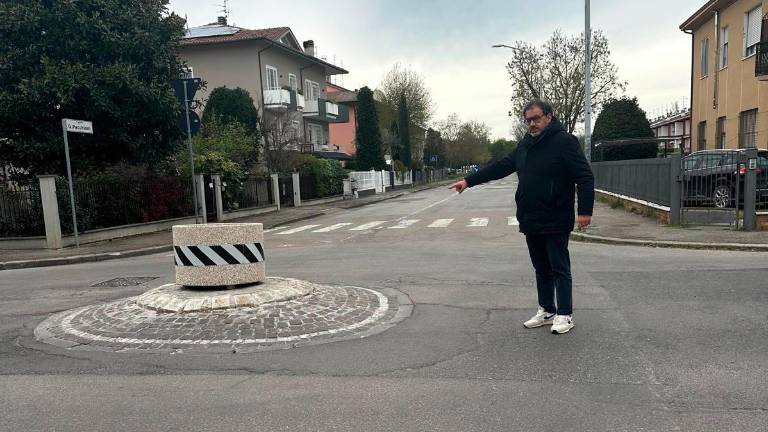 Il consigliere Marco Catalano alla rotonda incriminata