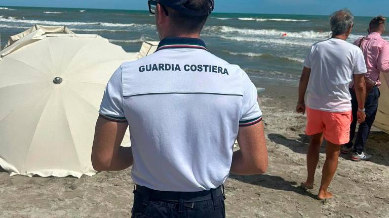 Riccione, 48enne ha un malore in acqua, chiede aiuto ma muore poco dopo GALLERY