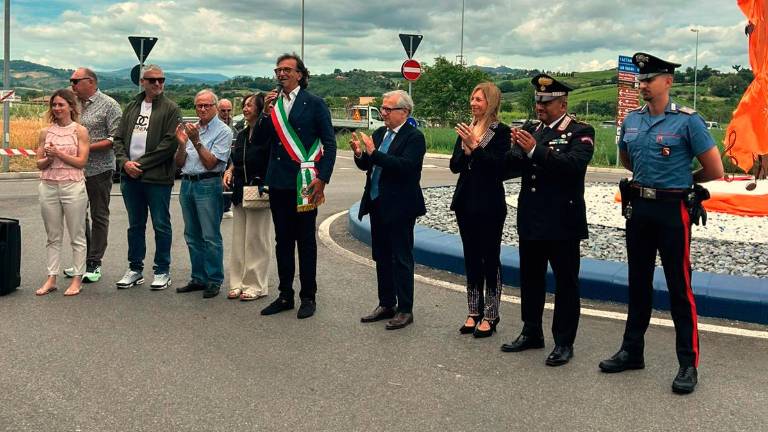Coriano. Alla rotonda dedicata a Casadei a 98 anni balla sulle note di Romagna Mia VIDEO