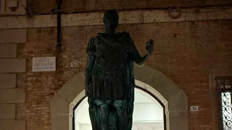 Rimini, Renzi accusa il Comune: «Statua di Giulio Cesare senza cura e abbandonata»
