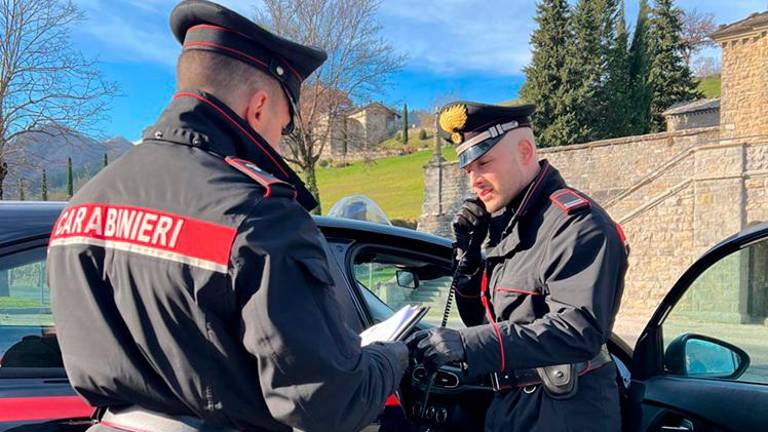 Bagno di Romagna, aggredisce la moglie davanti ai figli minorenni: 34enne arrestato