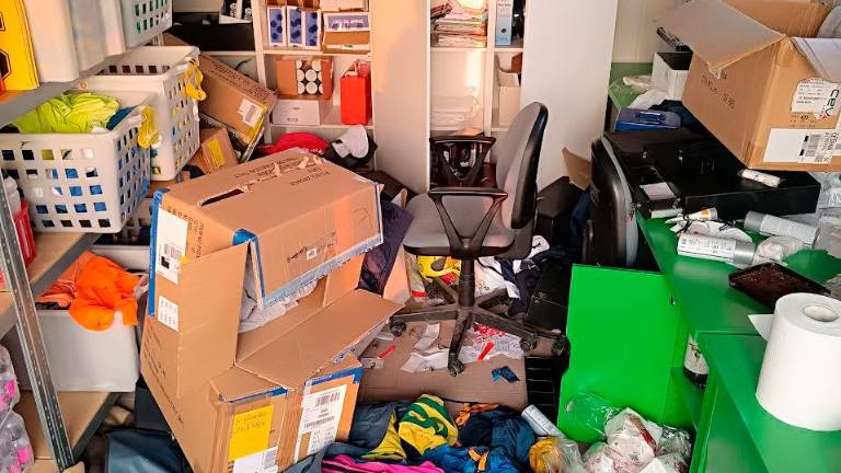 La porta forzata e la stanza messa a soqquadro alla Polisportiva San Carlo