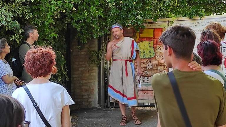 L'insolito tour di Rimini tra incursioni teatrali, guide e aperitivi