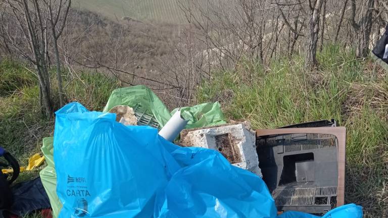Faenza, mezza tonnellata di rifiuti rimossi dai calanchi: dal water al divano