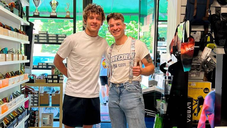 Kimi Antonelli con Mattia Zamagna del negozio Cicli Matteoni