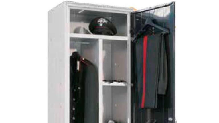 Nell’armadio di casa aveva una divisa originale dei carabinieri: 45enne pregiudicato codannato