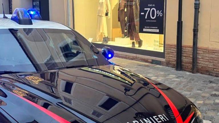 Ravenna, rubano vestiti e scappano tra i vicoli del centro: inseguiti e arrestati