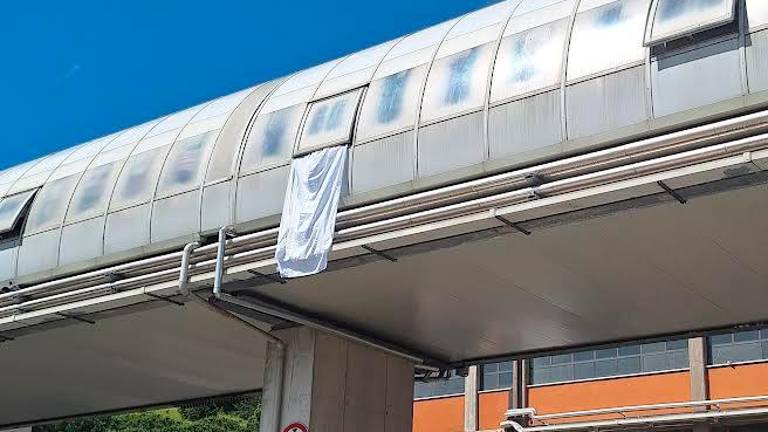 Lenzuolo esposto al tunnel della Piastra dell’ospedale Bufalini