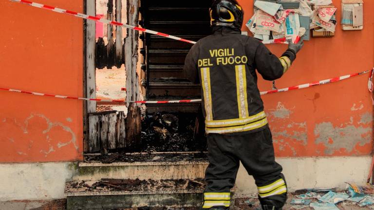Paura all’alba ad Alfonsine: incendio in un’abitazione, tre giovani in ospedale FOTOGALLERY