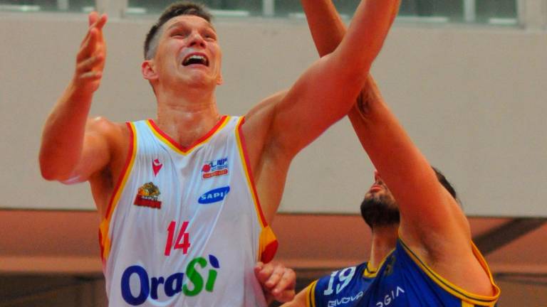 In alto Paolin in uno contro uno con Cappelletti, in basso a sinistra Jakstas