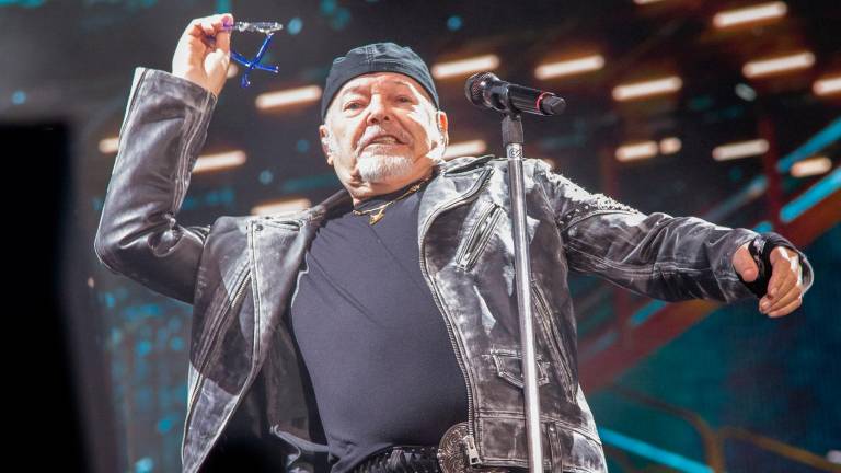 Vasco Rossi sul palco dello stadio Romeo Neri sabato sera (Foto Tommaso Morosetti)