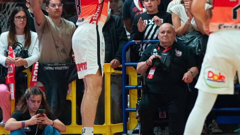 Luca Pollone manda a bersaglio una delle triple che hanno affossato Pesaro: l’ex forlivese ha chiuso con 4/4 da tre punti foto tommaso morosetti