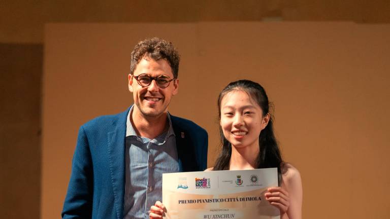 L’Assessore alla Cultura Giacomo Gambi premia Xinchun Wu