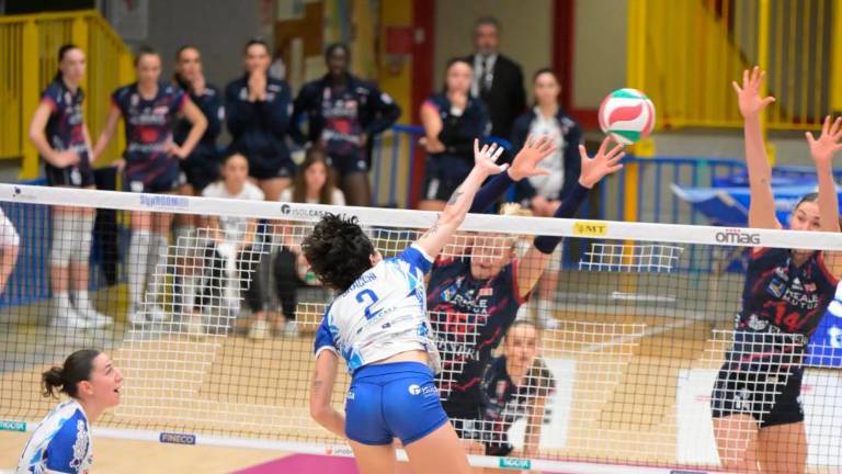 Un attacco vincente di Martina Bracchi contro il muro a due di Chieri