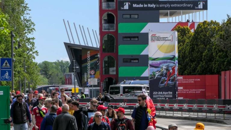 Imola, il grande tifo in attesa della Formula Uno - Gallery