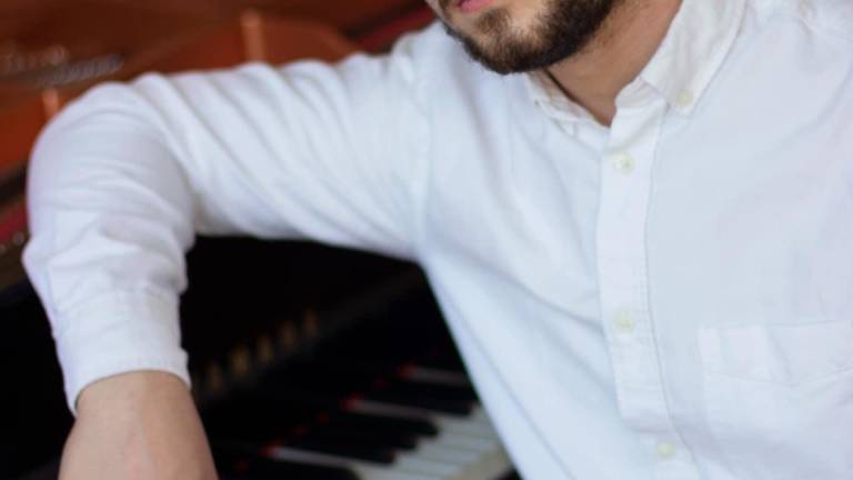 Il pianista forlivese Tuccia suona il 10 a Bologna
