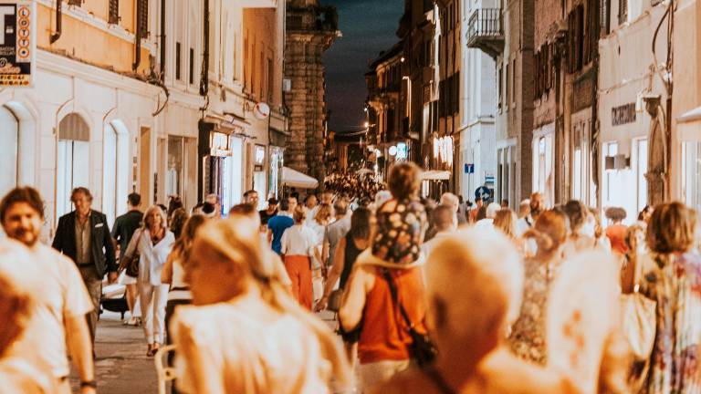 Rimini, Shopping Night con 150 negozi e locali aperti