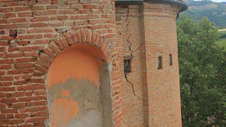 Brisighella, via ai lavori per mettere in sicurezza la chiesa a rischio di crollo