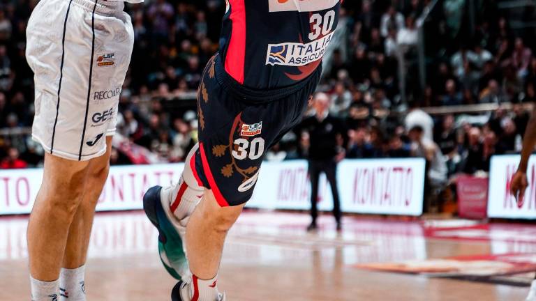 A sinistra un sottomano di Luca Pollone nella serata negativa della Dole sul parquet di Avellino. A destra un acrobatico Tommaso Pinza sul parquet della Fortitudo