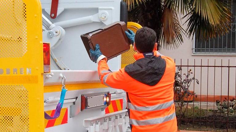 In udienza il 18 dicembre al Tribunale di Rimini; la vittima li aveva rimproverati vedendoli gettare i rifiuti in modo scorretto