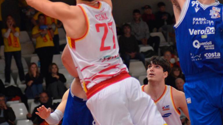 Enzo Cena a canestro contro Livorno
