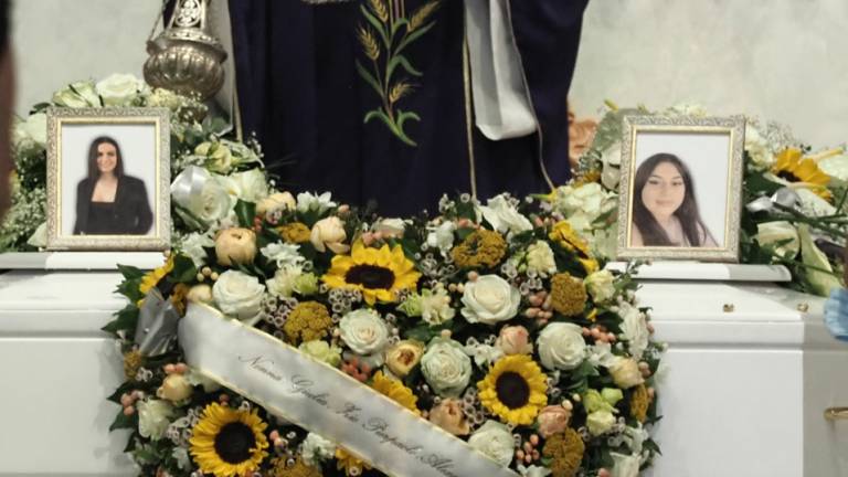 Il funerale di Giulia e Alessia, morte alla stazione di Riccione: Volate libere, angeli dolcissimi - VIDEO GALLERY