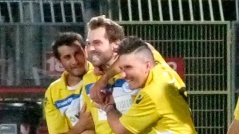 Giacomo Arlotti festeggiato dai compagni dopo il suo gol nella finale di Coppa di Terza Categoria allo Stadio Romeo Neri