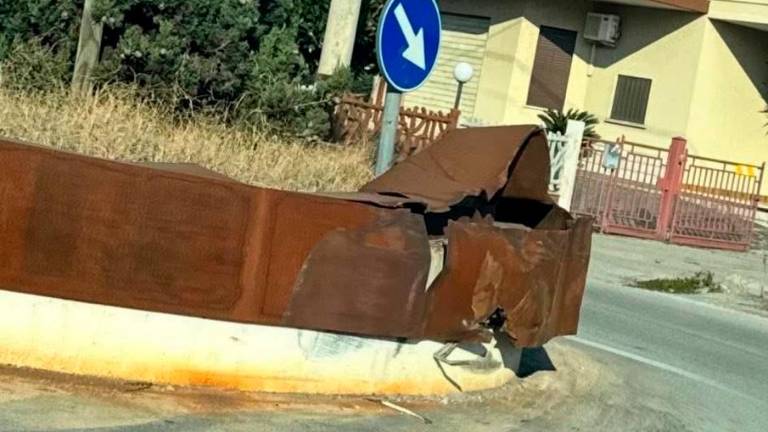 La lamiera danneggiata