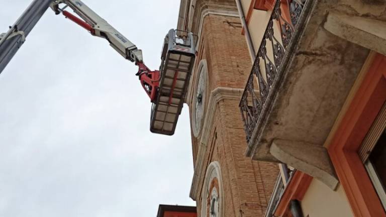 Rimini. Una mega gru per i lavori alla Torre dell'Orologio