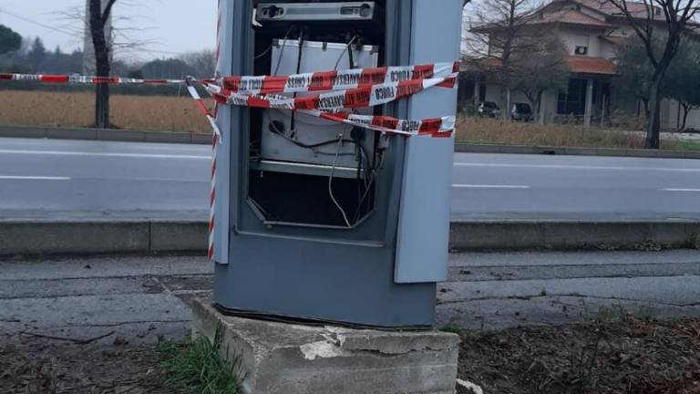 Rimini, coi petardi fanno saltare l'autovelox