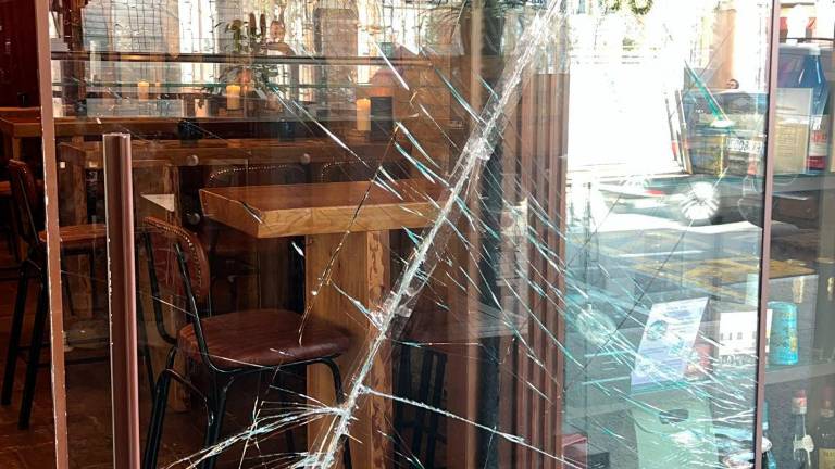 La vetrina spaccata dell’Emporio Gastronomico di Rimini nei pressi dell’Arco d’Augusto