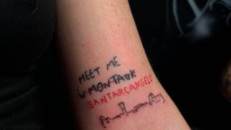 Lo “skyline” di Santarcangelo diventa un tatuaggio di tendenza: «Negli ultimi tre anni sempre più richieste»