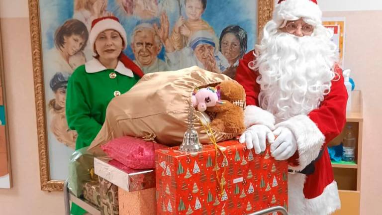 Forlì, missione compiuta per l’artigiano Babbo Natale: doni ai bambini negli ospedali FOTOGALLERY