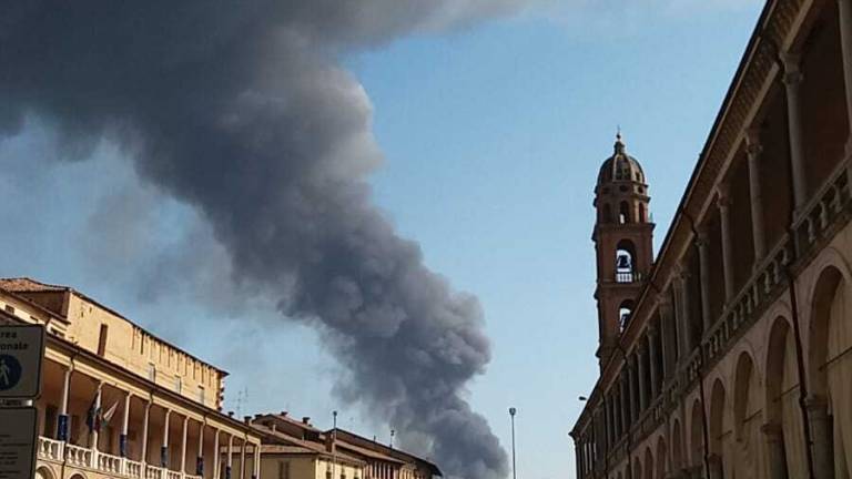 Faenza: incendio. Allarme inquinamento, il sindaco: Non uscite