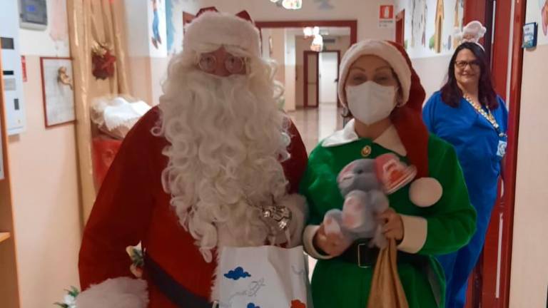 Forlì, missione compiuta per l’artigiano Babbo Natale: doni ai bambini negli ospedali FOTOGALLERY