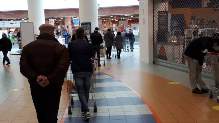 Zona rossa, tornano le file fuori dai supermercati di Rimini