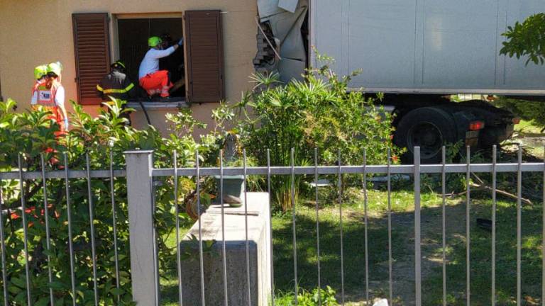 Cesena, camion si schianta contro una casa a Calabrina: il conducente liberato dall'abitacolo è vivo VIDEO GALLERY