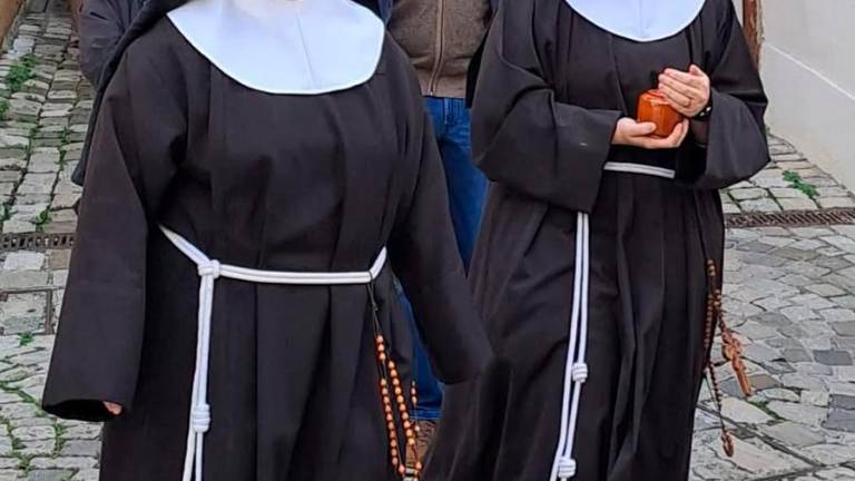 La cerimonia per il paese