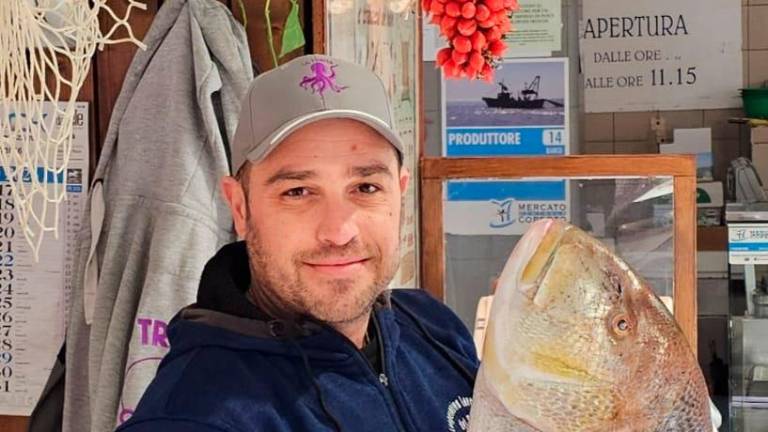 Marcello Soldano e Pasquale “Paco” D’Orsi ieri alla pescheria del Mercato coperto
