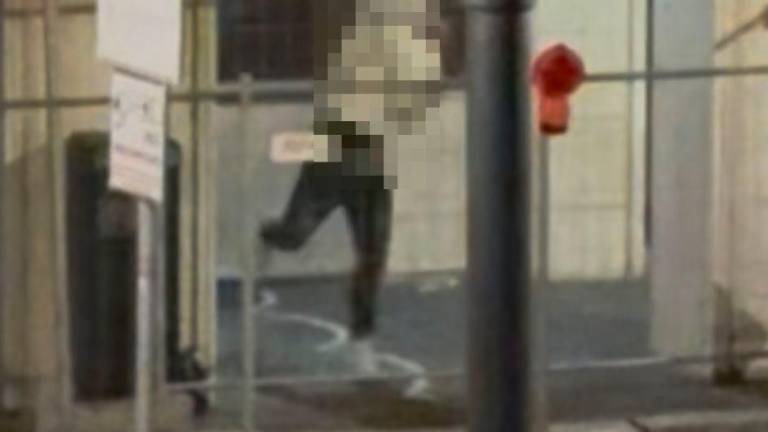 Ravenna, “guerra” di petardi tra ragazzi in piazza: arriva la polizia locale, multati i genitori