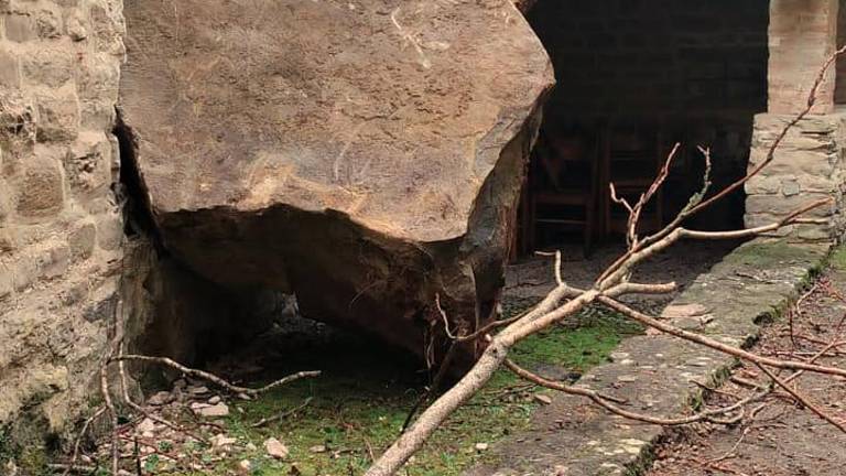 Tredozio. Cadono massi sull’ostello, è allarme