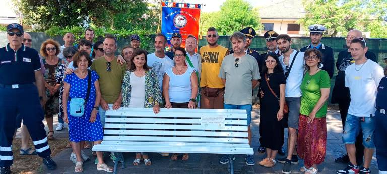 Marina di Ravenna, una panchina bianca a ricordo delle vittime di incidenti stradali nel nome di Andrea Balducci