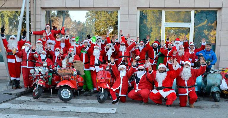 Cesena, i Babbi Natale in Vespa in azione sabato 20 dicembre: visita all’ospedale e sfilata in centro
