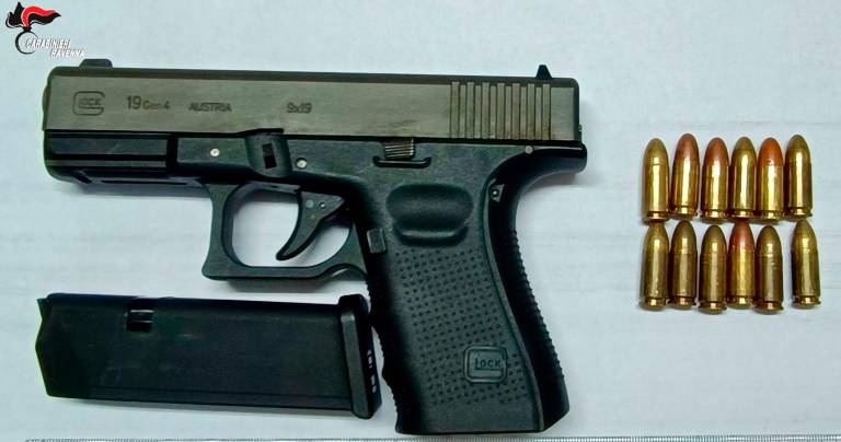 L’uomo era in possesso di una pistola calibro 9 con matricola abrasa