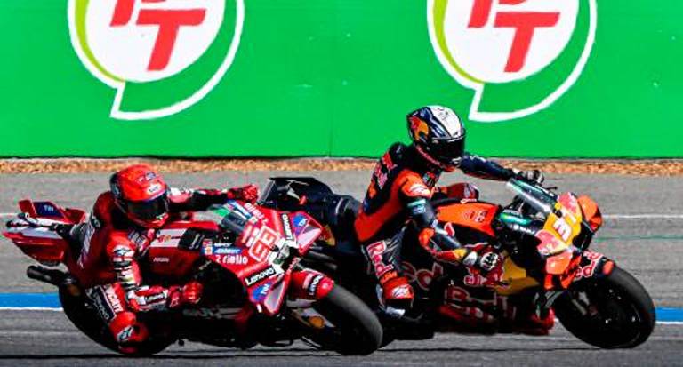Il contatto tra Marc Marquez e Pedro Acosta della Sprint in Thailandia