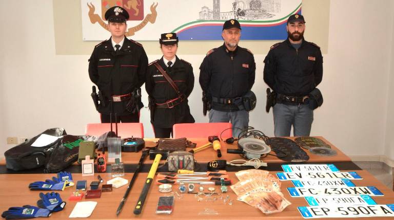 Forlì, sgominata la banda di ladri dopo il blitz di venerdì sera: ecco la refurtiva recuperata