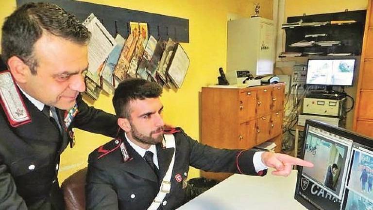 Coi soldi del bancomat rubato giocano alle slot: denunciati